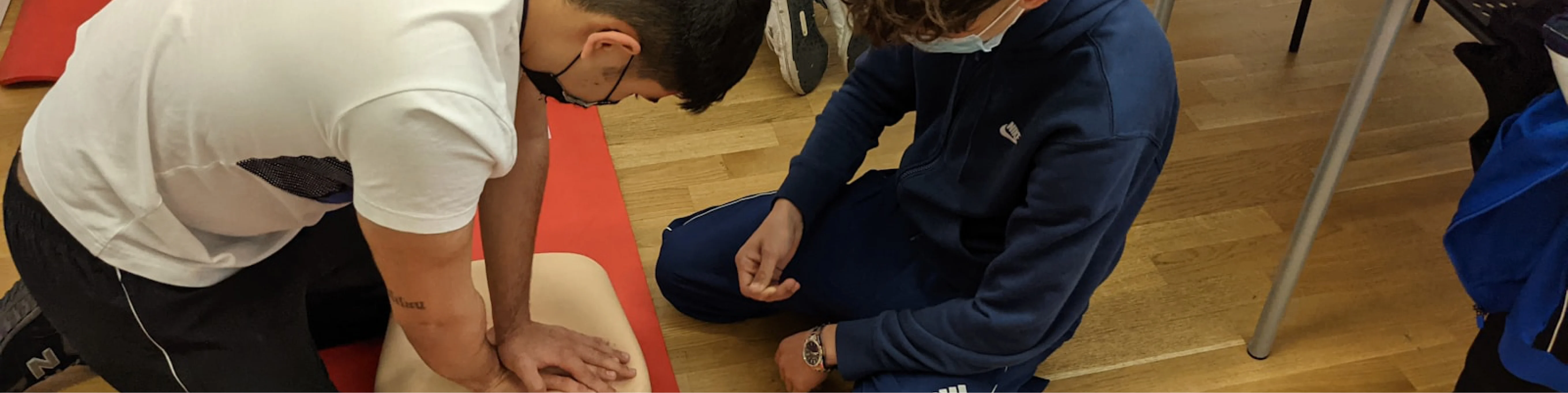 Formation de secourisme avec mannequin